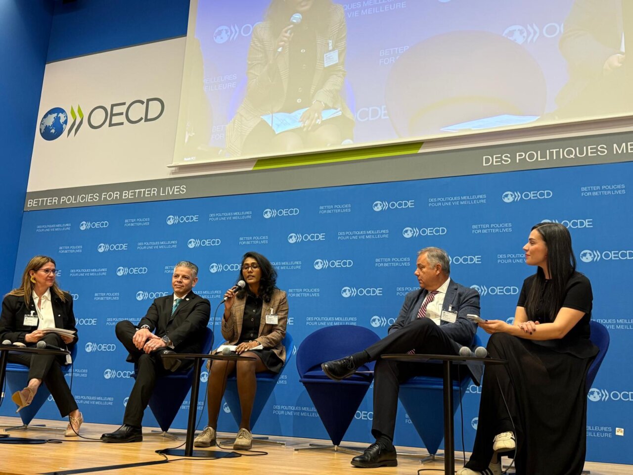 Panel de discusión en el Foro de la OCDE sobre comercio ilícito en París