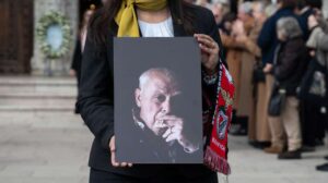 Persona sosteniendo un retrato de António Lobo Antunes en su funeral