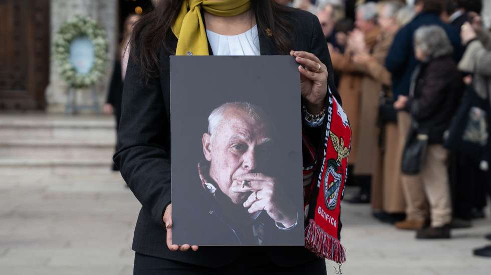Persona sosteniendo un retrato de António Lobo Antunes en su funeral