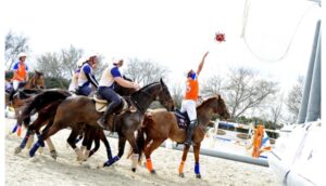 Jugadores de horseball compiten en el campo durante un partido