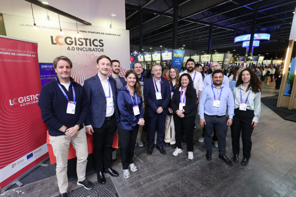 Grupo de personas en el stand de Logistics 4.0 Incubator en 4YFN 2026