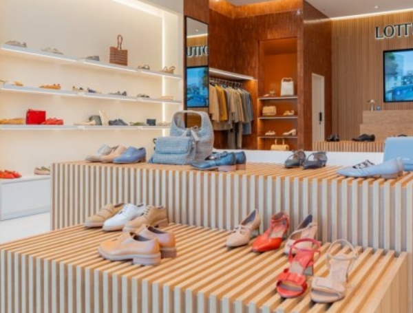 Interior de la tienda Lottusse en Freeport Lisboa con calzado expuesto