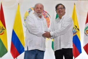 Lula y Petro estrechan manos durante una conversación sobre la Cumbre de la Celac.