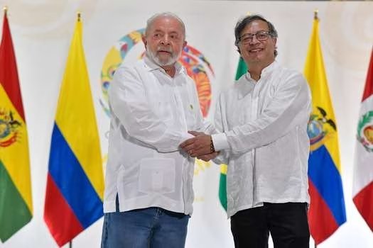 Lula y Petro estrechan manos durante una conversación sobre la Cumbre de la Celac.