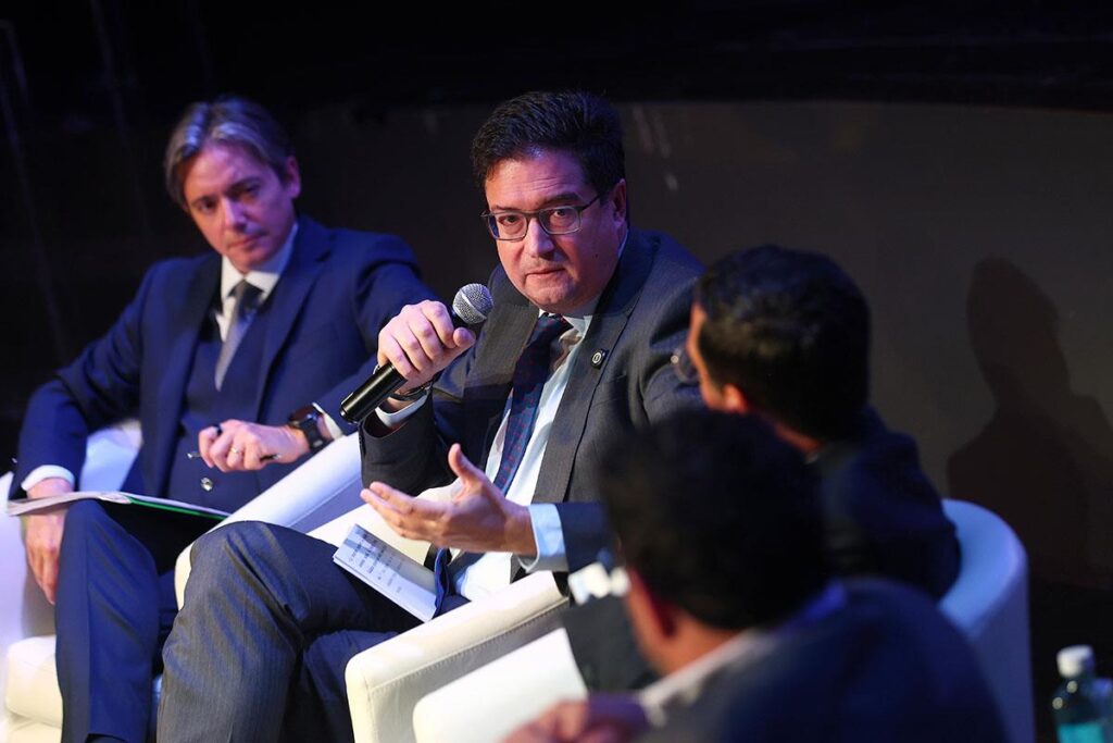 Ministro discutiendo en el Foro Digital Iberoamericano en Madrid