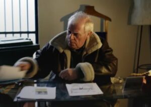 Escritor António Lobo Antunes en su oficina revisando documentos