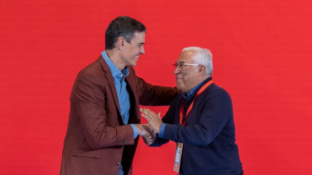 Pedro Sánchez y António Costa se saludan en un evento político