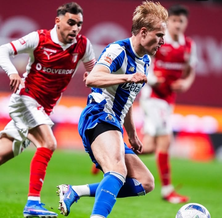 Jugador del FC Porto en acción durante el partido contra el Braga