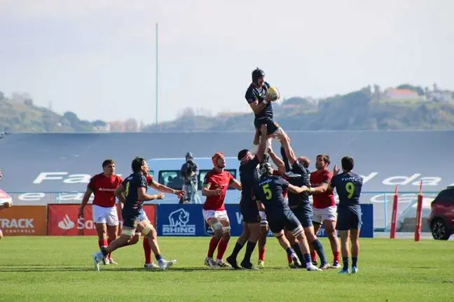 Jugadores de rugby en un salto durante el partido entre Portugal y España