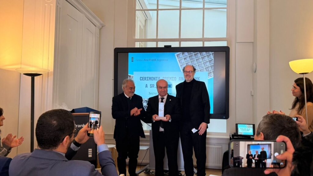 Mariano Jabonero recibiendo el premio Ana Frank en Ámsterdam