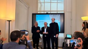 Mariano Jabonero recibiendo el premio Ana Frank en Ámsterdam