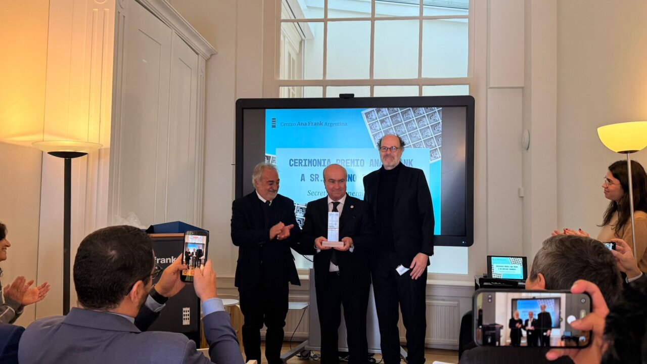 Mariano Jabonero recibiendo el premio Ana Frank en Ámsterdam