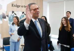 António José Seguro saludando durante su primera aparición como presidente de Portugal