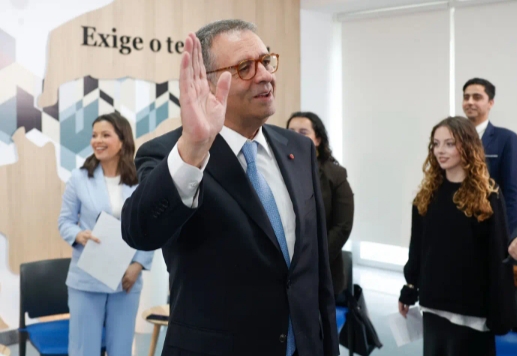 António José Seguro saludando durante su primera aparición como presidente de Portugal