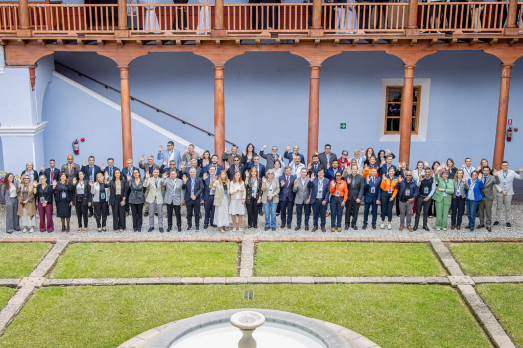 Grupo de participantes en la reunión internacional sobre protección civil en Antigua, Guatemala.