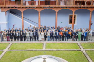 Grupo de participantes en la reunión internacional sobre protección civil en Antigua, Guatemala.