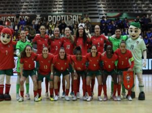 Equipo femenino de futsal de Portugal posando en Fafe con mascotas