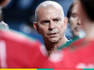 Entrenador de la selección de andebol sub-18 en un momento de estrategia