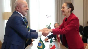 Claudia Sheinbaum y Lula Da Silva estrechando manos en reunión