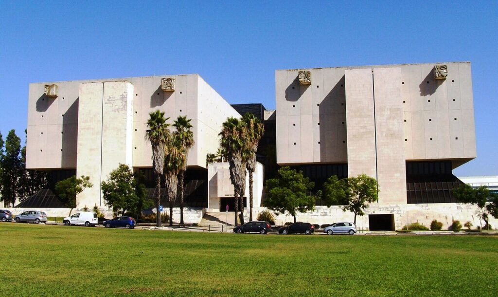 Vista exterior de la Torre do Tombo en Lisboa, Portugal