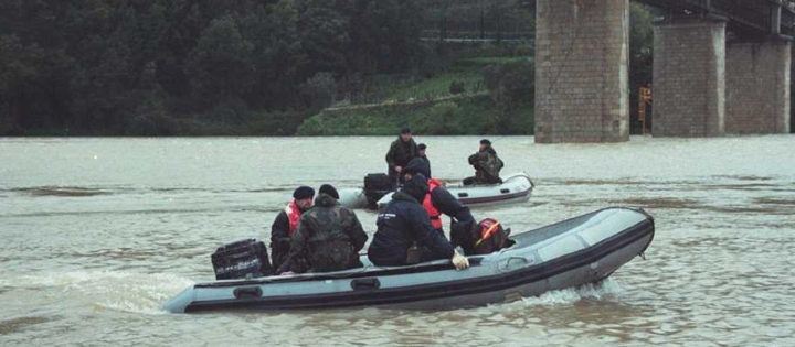 Rescatistas en botes en el río tras la tragedia de Entre-os-Rios