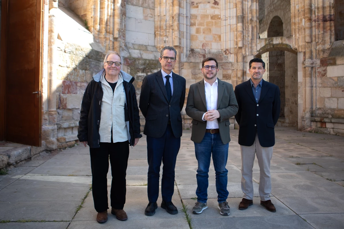 Cuatro personas posando en un lugar histórico en Zamora