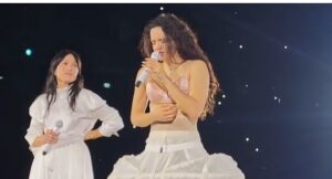 Rosalía y Carminho durante un concierto en Lisboa