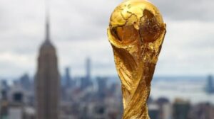 Trofeo de la Copa del Mundo con fondo de ciudad