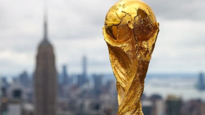 Trofeo de la Copa del Mundo con fondo de ciudad