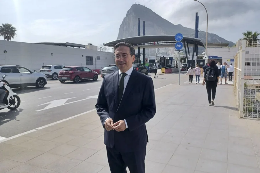 Fabián Picardo en Gibraltar, con la verja y el Peñón al fondo