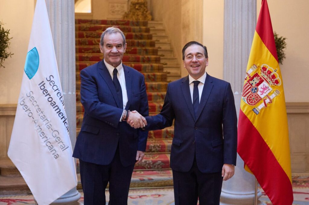 José Manuel Albares estrechando la mano con un funcionario en un evento oficial