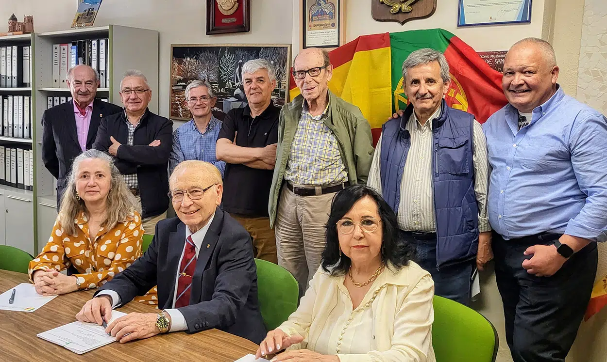 Miembros de la Asociación de Amigos de Portugal en un acto en León