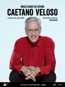 Caetano Veloso posando en un fondo claro con camisa roja