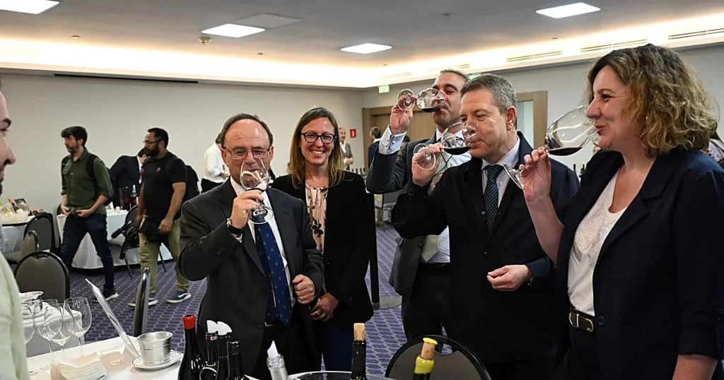 Grupo de personas degustando vino en un evento en Brasil