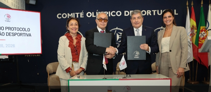 Representantes de Portugal y España firmando un protocolo de cooperación deportiva