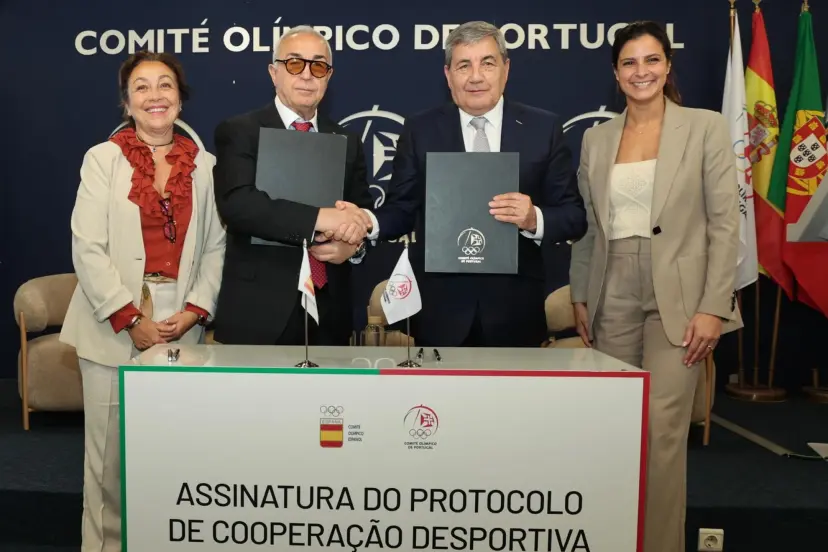 Representantes de Portugal y España firmando un protocolo de cooperación deportiva