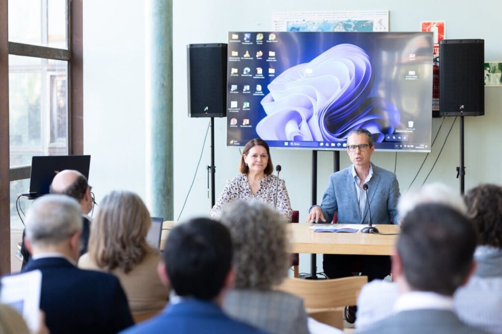 Expertos discutiendo en el Congreso Internacional Hispanoluso en la FRAH