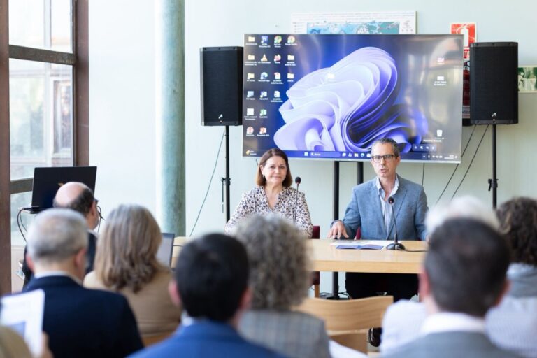 Expertos discutiendo en el Congreso Internacional Hispanoluso en la FRAH