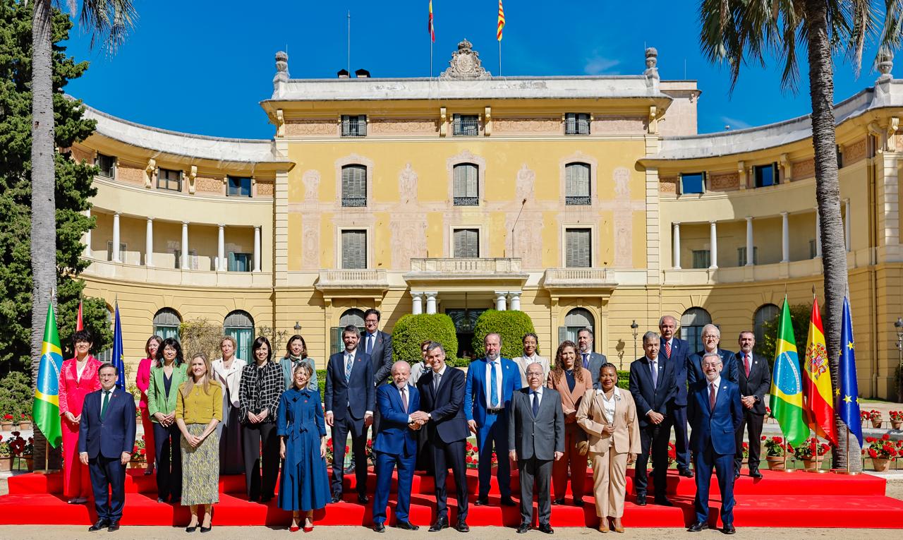 Pedro Sánchez y Lula da Silva en la cumbre en Barcelona con otros líderes
