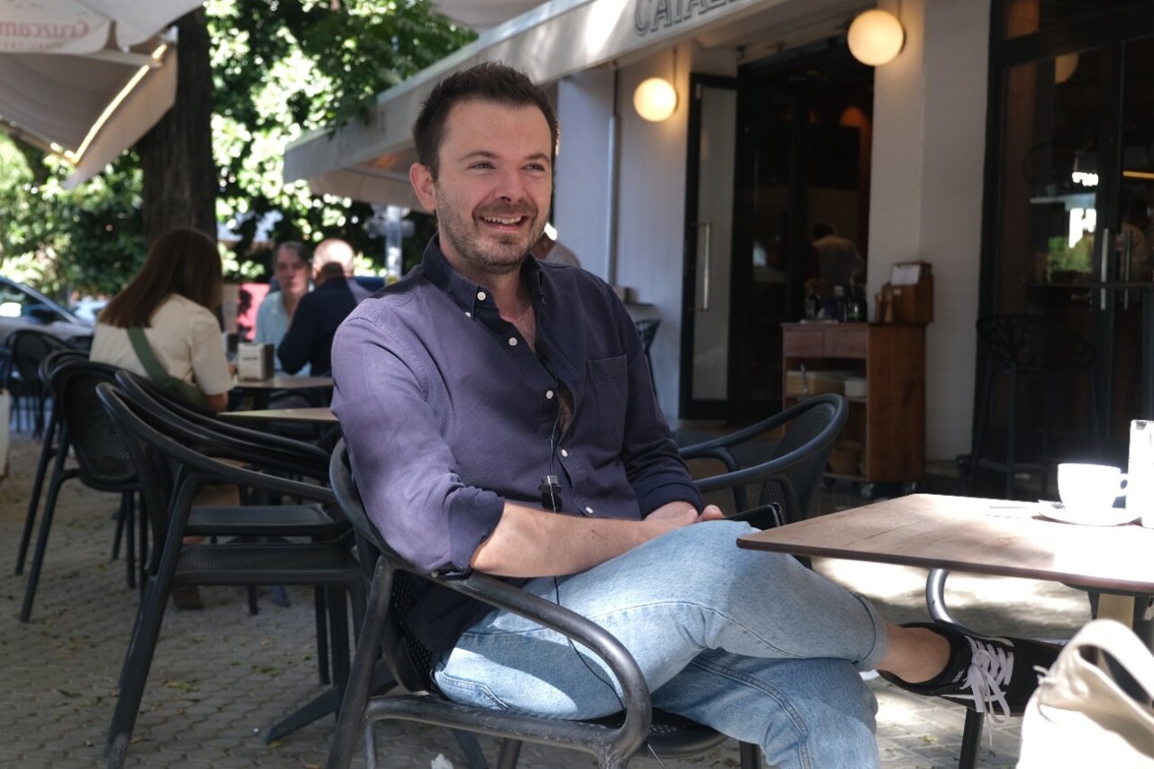 Davide Gambini sonriendo en una cafetería de Sevilla