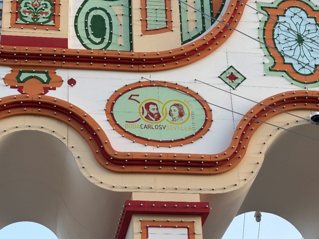 Detalle de la portada de la Feria de Abril de Sevilla 2026 con elementos decorativos