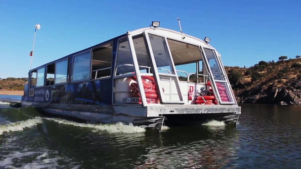 Barco navegando en el río Tajo durante un encuentro de trabajo