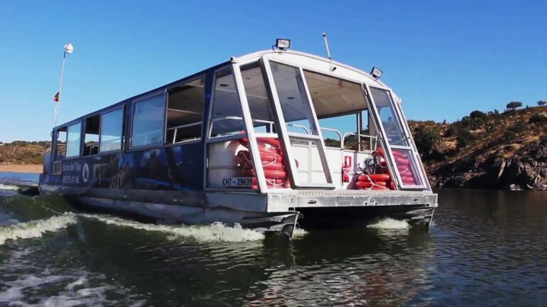 Barco navegando en el río Tajo durante un encuentro de trabajo