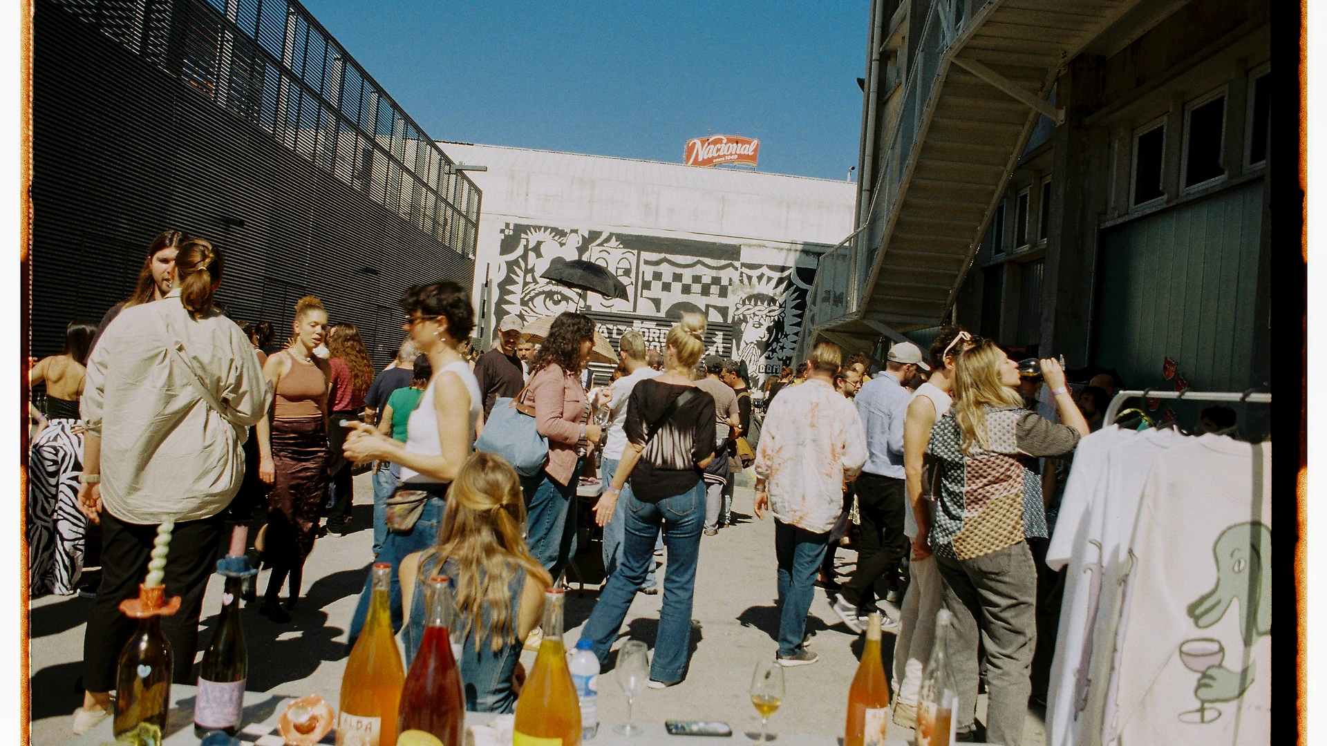 Evento de vinhos naturais en el barrio Beato con productores y visitantes