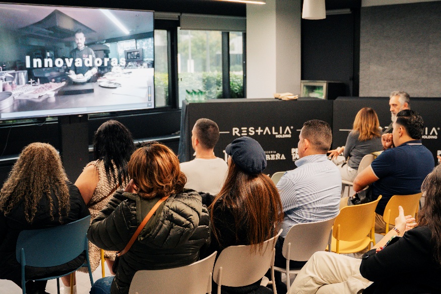 Asistentes a la sesión informativa de ExpoRestalia en un salón moderno