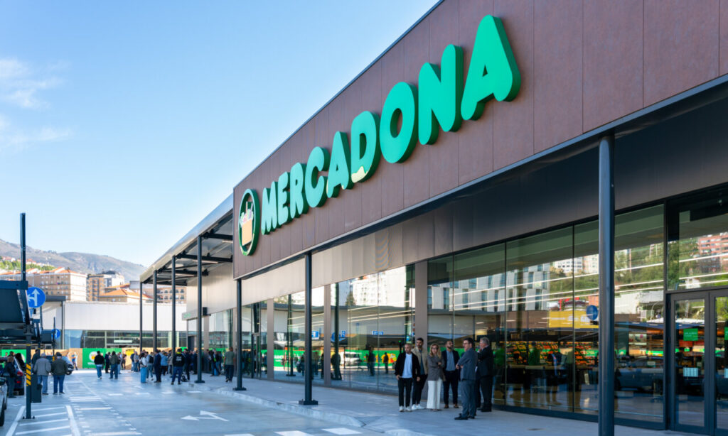 Fachada del supermercado Mercadona en Covilhã con clientes y empleados