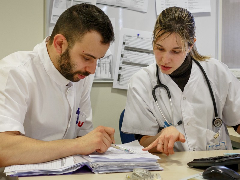 Estudiantes de medicina colaborando en un entorno académico de salud pública