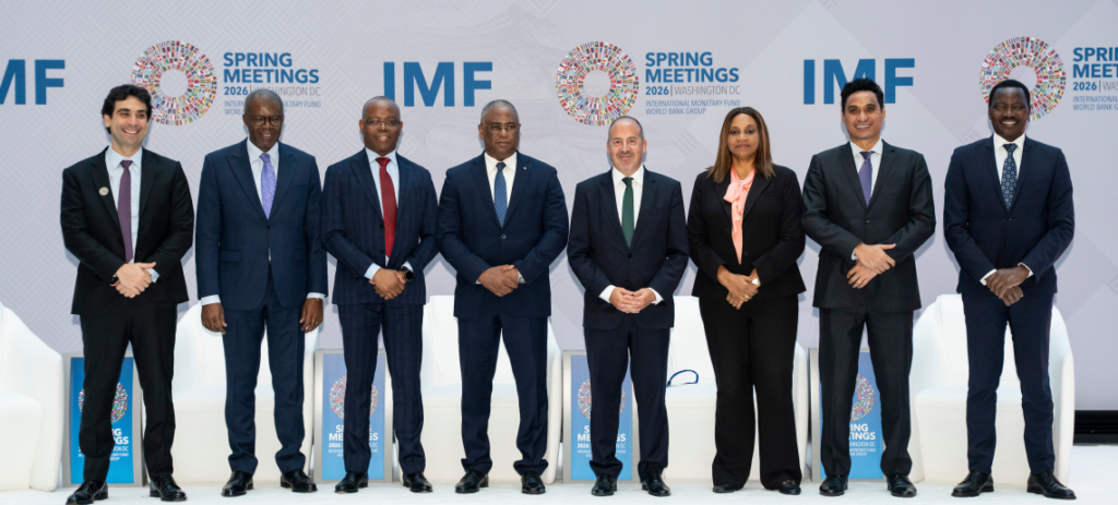 Foto oficial de gobernadores y presidentes de bancos centrales lusófonos en reunión