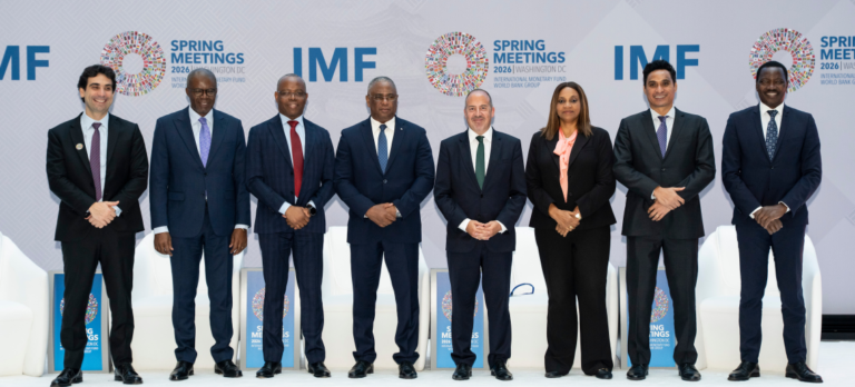 Foto oficial de gobernadores y presidentes de bancos centrales lusófonos en reunión