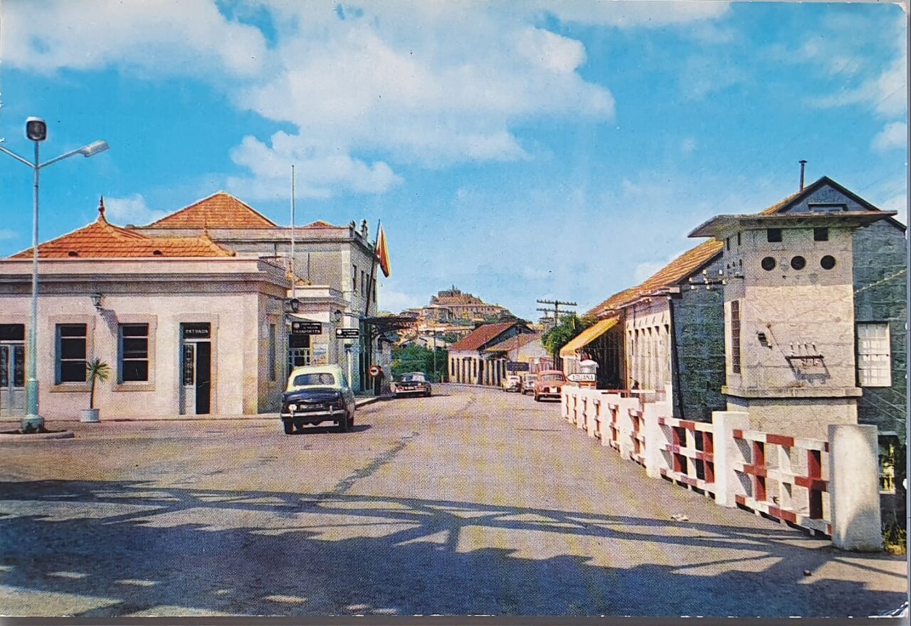 Vista de la antigua aduana de Tui con edificios históricos y vehículos